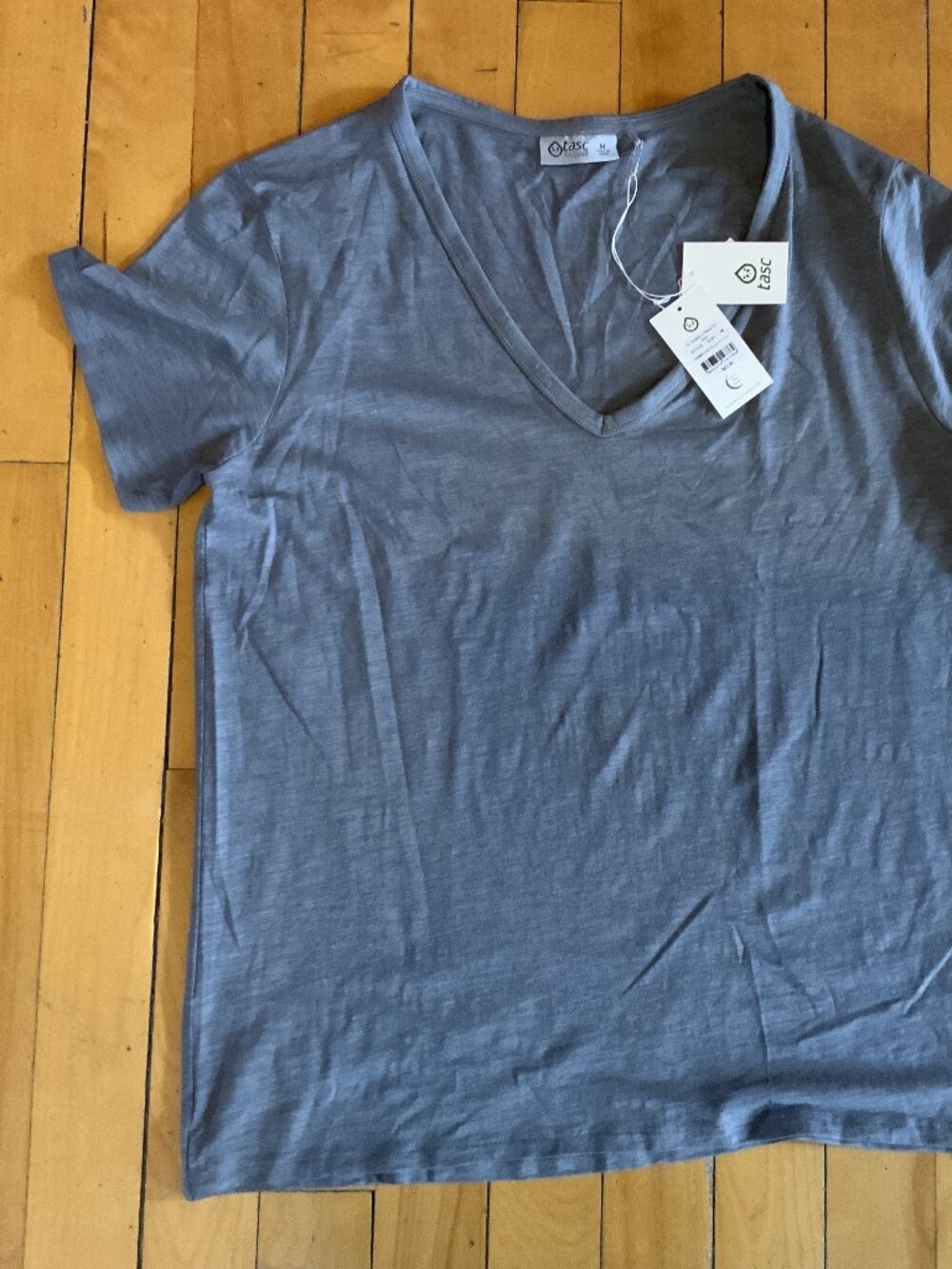 Tasc Performance All Day V-Neck T-Shirt. NEW